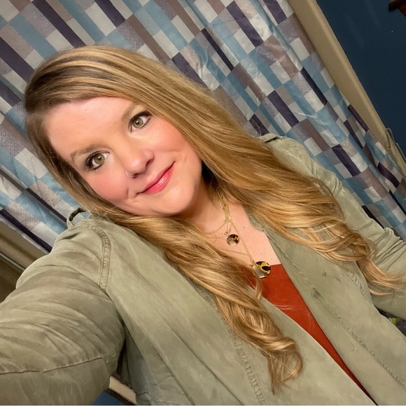 Meet your Posher, Taylor - Picture 4 of 5